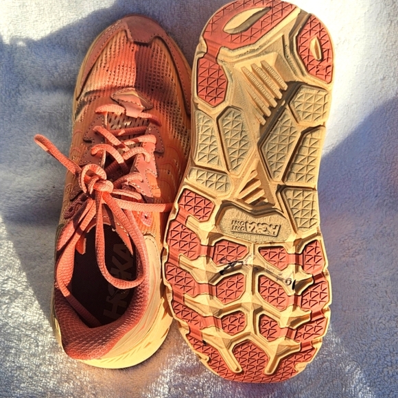 HOKA Clifton LS Sneaker Cantaloupe/Electric Coral Women’s 6 Comfy ( New $175) - Picture 2 of 6